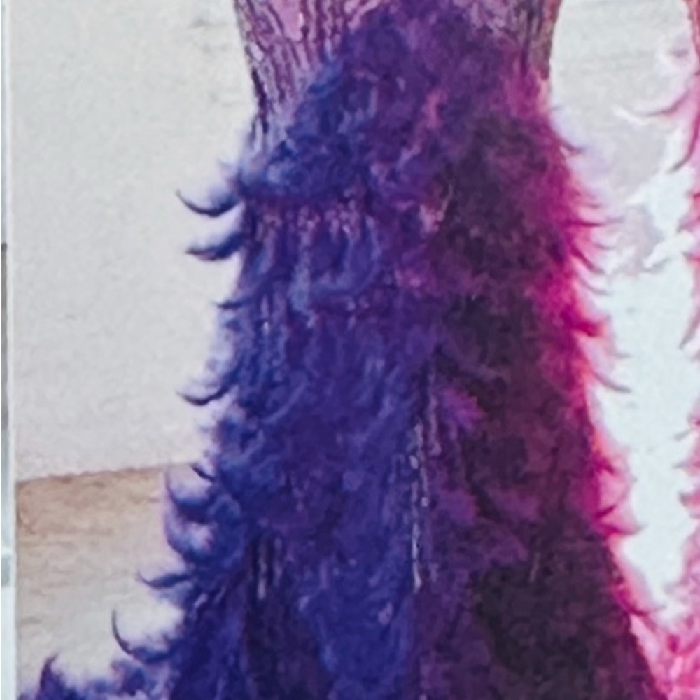 Is sizes 8 color purple with glitter and feather in a great condition still new